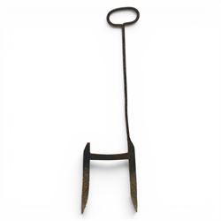 19th century wrought iron boot scraper, with oval loop handle upon twin blades united by central scraper, H96cm