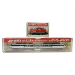 Fleischmann 'N' gauge 'Piccolo' - No.867420 Desiro 'bendy' railcar unit and No.7215 cargo locomotive; both boxed (2)