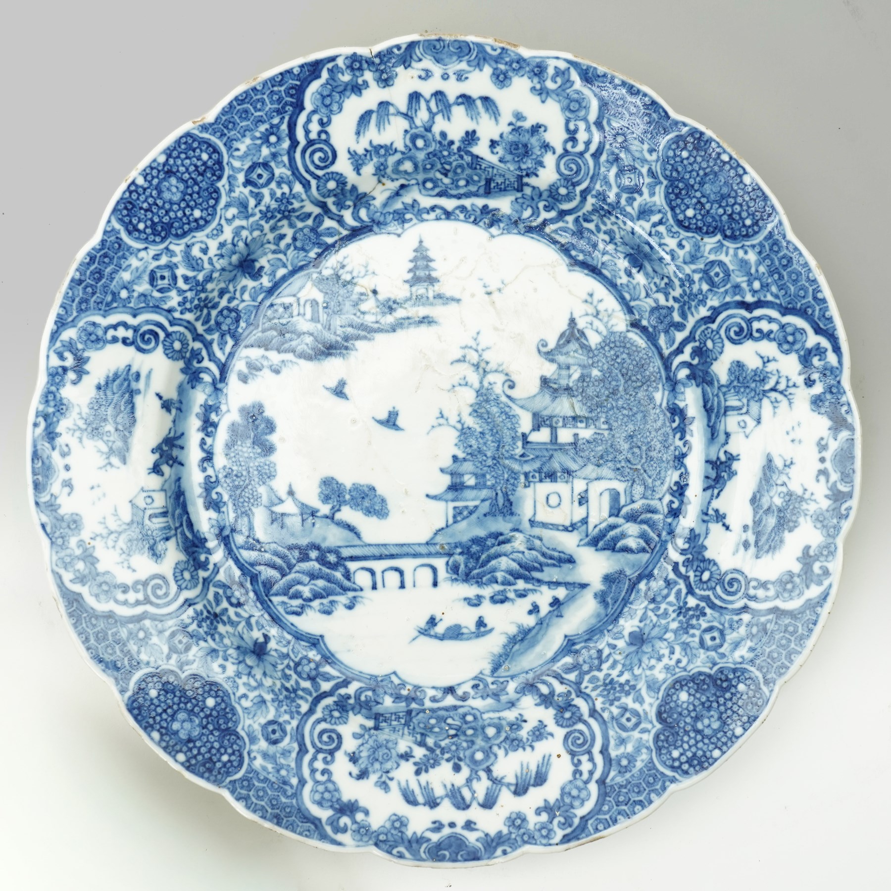 Set of five Chinese Qianlong period blue and white plates, D23cm 