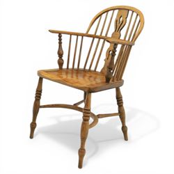 Late 20th century elm and beech low back country Windsor armchair, the arched hoop back with central pierced splat and turned spindles, shaped arm rail on turned supports, saddle seat, raised on turned legs united by a crinoline stretcher