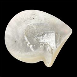 Mother of pearl shell dish, on three bun feet, D15cm