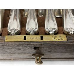 Twelve place setting canteen of cutlery by Lee & Wigfull Ltd, cased in an oak  chest, with key, meat carvers are missing, H18cm, L44cm 