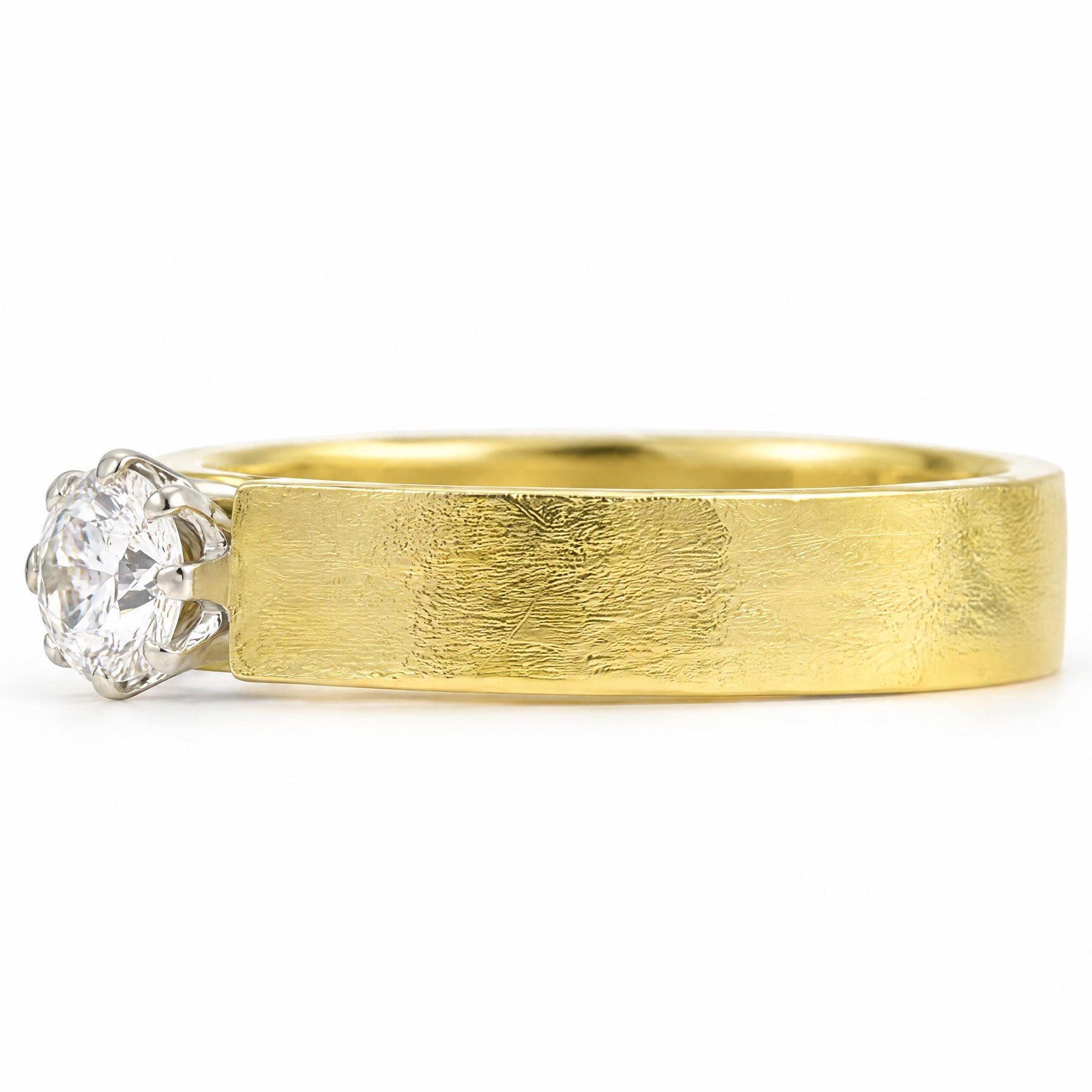 18ct gold diamond ring, eight claw set with a single round brilliant cut diamond of approx 0.40 carat, London 1975