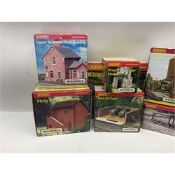 Hornby '00' gauge - nineteen Skaledale trackside buildings/accessories including R8542 Holly Farm Workshop, R9671 GWR Water Column and Crane, R8716 Upper Skaledale Main Building, R8657 Roundabout, R8993 Water Cleansing Tank, R8709 Fuel Oil Tanks, R8741 Purifiers, R9531 Magna Waiting Room etc; all but one boxed (19)