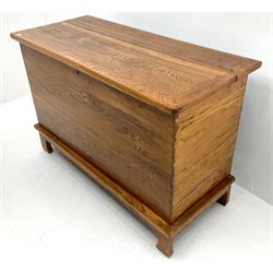 Large light elm blanket box, single lid, shaped supports