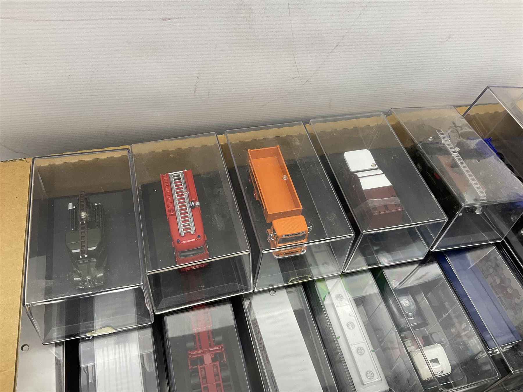 Thirty-two Oxford die-cast models including a Haulage Company Norfolkline limited editon model, lorries, fire engines etc (32) 