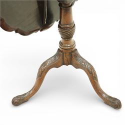 Georgian mahogany pie crust occasional table, the circular dished top with scalloped and moulded edge, raised on a turned pedestal with three cabriole supports terminating in pad feet