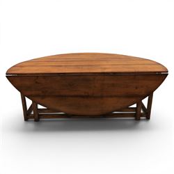 Large 18th century style oak wake table, with drop leaves and gateleg action on turned supports extends to 178 cm 