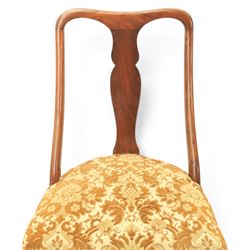 Victorian mahogany extending dining table and four chairs, rectangular top with moulded edge, extended to 198cm with additional leaf and winder, fluted and turned supports raised on castors, the chairs with swept frame and overstuffed seat, raised on cabriole front supports