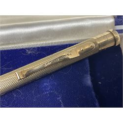 9ct gold Yard O Led propelling pencil, patent No. 422767, engine turned decoration and  engraved with initials H.W.W.F, Birmingham 1973, in Mappin & Webb case