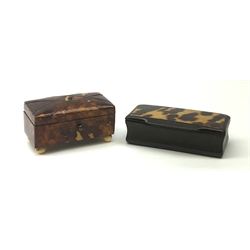 A 19th century tortoiseshell snuff box, with strung detail to the hinged cover, raised upon four ivory bun feet, L6cm, together with a 19th century horn snuff box with inset tortoiseshell panel to the hinged cover, L7cm.