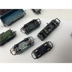 Various makers ‘00’ gauge - large quantity of rolling stock to include boxed Mainline, Graham Farish and Wrenn examples; loose examples to include Hornby, Tri-Ang, Joeuf etc 