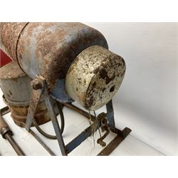 Blue and red painted gas powered bird / pest scarer, bearing label 'Exid bird & pest scarer, imported by C.R.E.A.C.O Hadleigh, Essex', , copper and brass Cymag gas hand pump, three eel spears and a set of badger tongs. Auctioneer's Note: These traps are sold as artefacts for ornamental purposes only as the use of some of them is illegal.