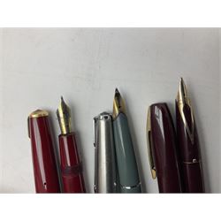 Approximately ten fountain pens with gold nibs, to include three Parker Duofold with 14ct gold nibs, two Sheaffer examples with nib stamped 14K, together with other pens including Parker and Sheaffer etc