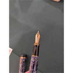Parker Duofold fountain pen in blue marble, with 18ct gold nib, in case 