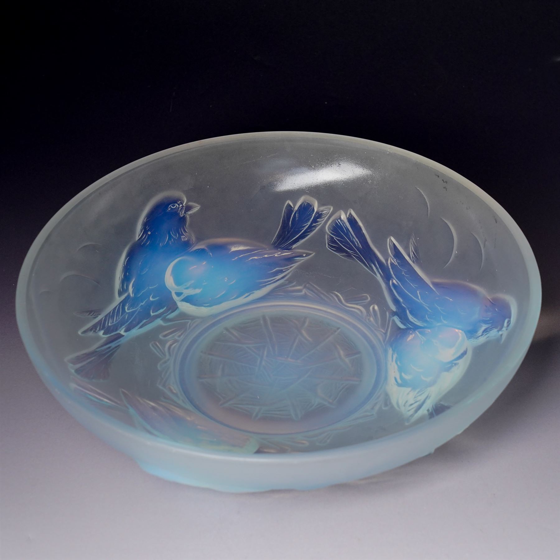 Ezan France - Art Deco 1930s opalescent pressed glass bowl depicting nesting birds, D25cm 