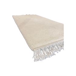 Contemporary Kayam hand-knotted Indian rug, plush wool pile in plain cream, ivory fringed edges on both sides 