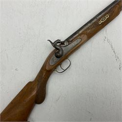 20th century Indian percussion musket, the 81cm octagonal barrel with under rib and ramrod, brass fittings including front and rear swivels, oak half stock with cheek piece and chequered pistol grip stamped 1589 L124.5cm overall