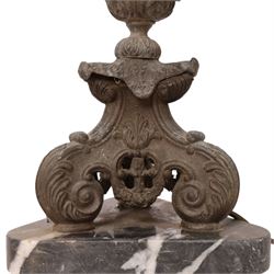 Table lamp with knopped central column with scroll feet upon a trifold marble base, H60cm