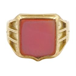 Early 20th century 15ct gold agate shield signet ring, Birmingham 1920