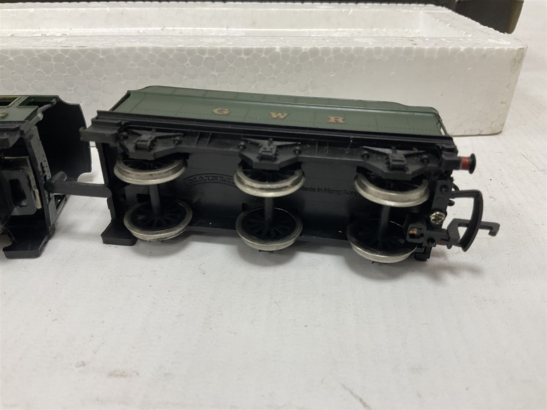 Mainline Railways ‘00’ gauge - five model steam locomotive and tenders comprising ref.37058 0-6-0 2251 Class Collett no.3205 in GWR green; ref.37062 4-6-0 Jubilee Class 6P no.45691 in BR green; ref.37079 4-6-0 Manor Class no.7812 in BR black; ref.54157 2301 Class (Deans Goods) 0-6-0 no.2538 in BR black; ref.937515 Class 2P 4-4-0 no.40568 in BR black; all in original boxes (5) 