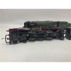 Hornby ‘00’ gauge - four steam locomotives comprising Britannia Class ‘Britannia’ 4-6-2 no.70000 in BR green; Britannia Class ‘Oliver Cromwell’ 4-6-2 no.70013 in BR green; Princess Class 4-6-2 no.6201 in LMS crimson; Coronation Class ‘Duchess of Sutherland’ 4-6-2 no.6233 in LMS crimson; one further tender (5) 