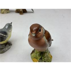 Group of Beswick figures of birds, comprising kingfisher no 2371, thrush no 2308, owl no 2026, and nine smaller bird figures to include greenfinch, wren etc