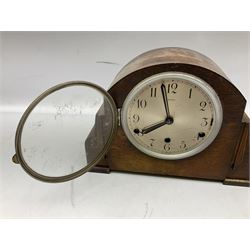 Oak cased Perivale mantel clock, H22cm