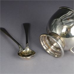 Art Deco silver five piece cruet set, comprising mustard pot, two pepper shakers and two open salts, hallmarked Hukin & Heath Ltd, Birmingham 1937, together with two silver salt spoons, hallmarked, mustard pot and salts with frosted glass liners, all contained within fitted tooled leather case