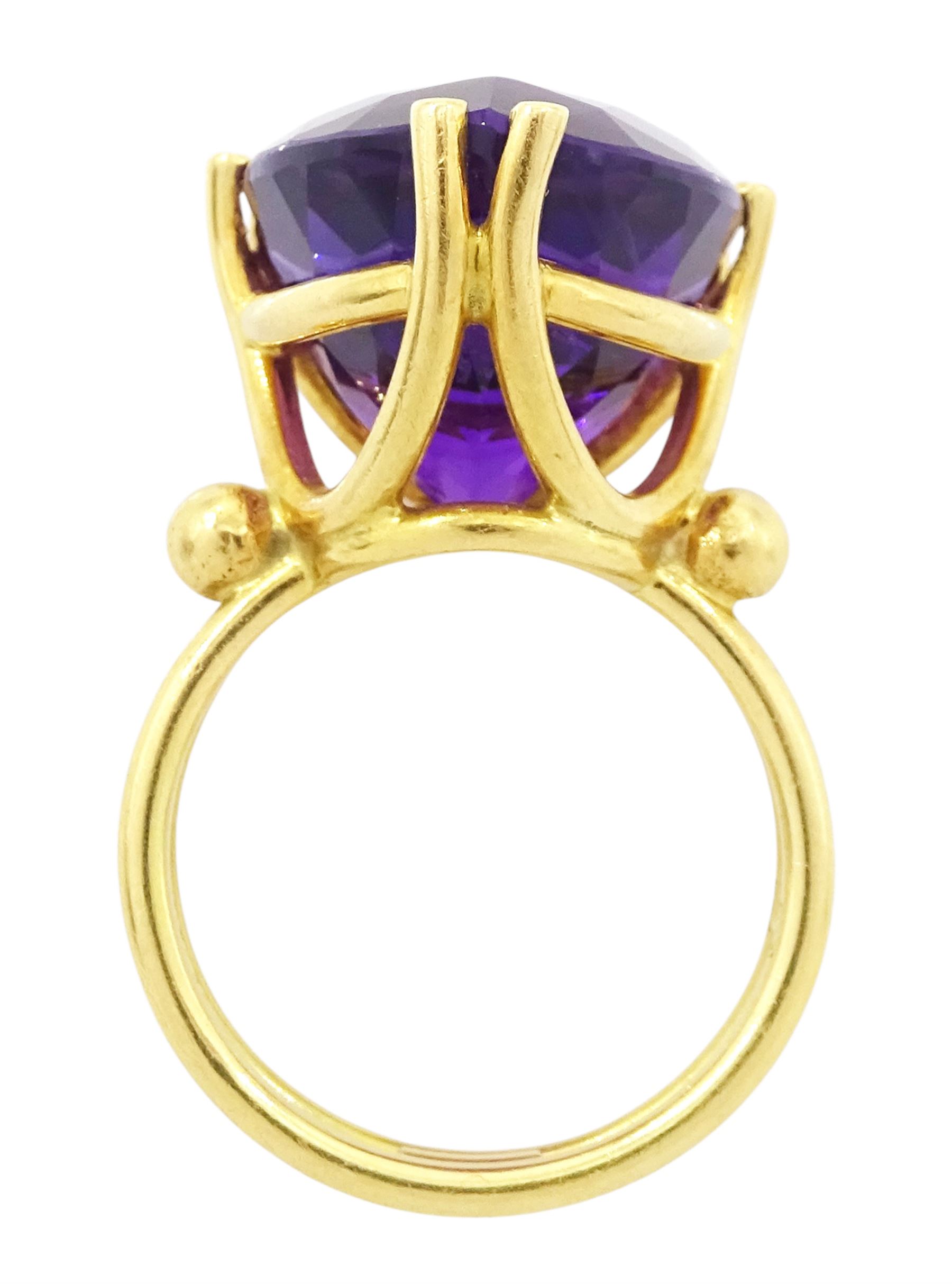 18ct gold amethyst ring, set with a single trilliant cut amethyst of approx 11.50 carat, to a fancy split design shank