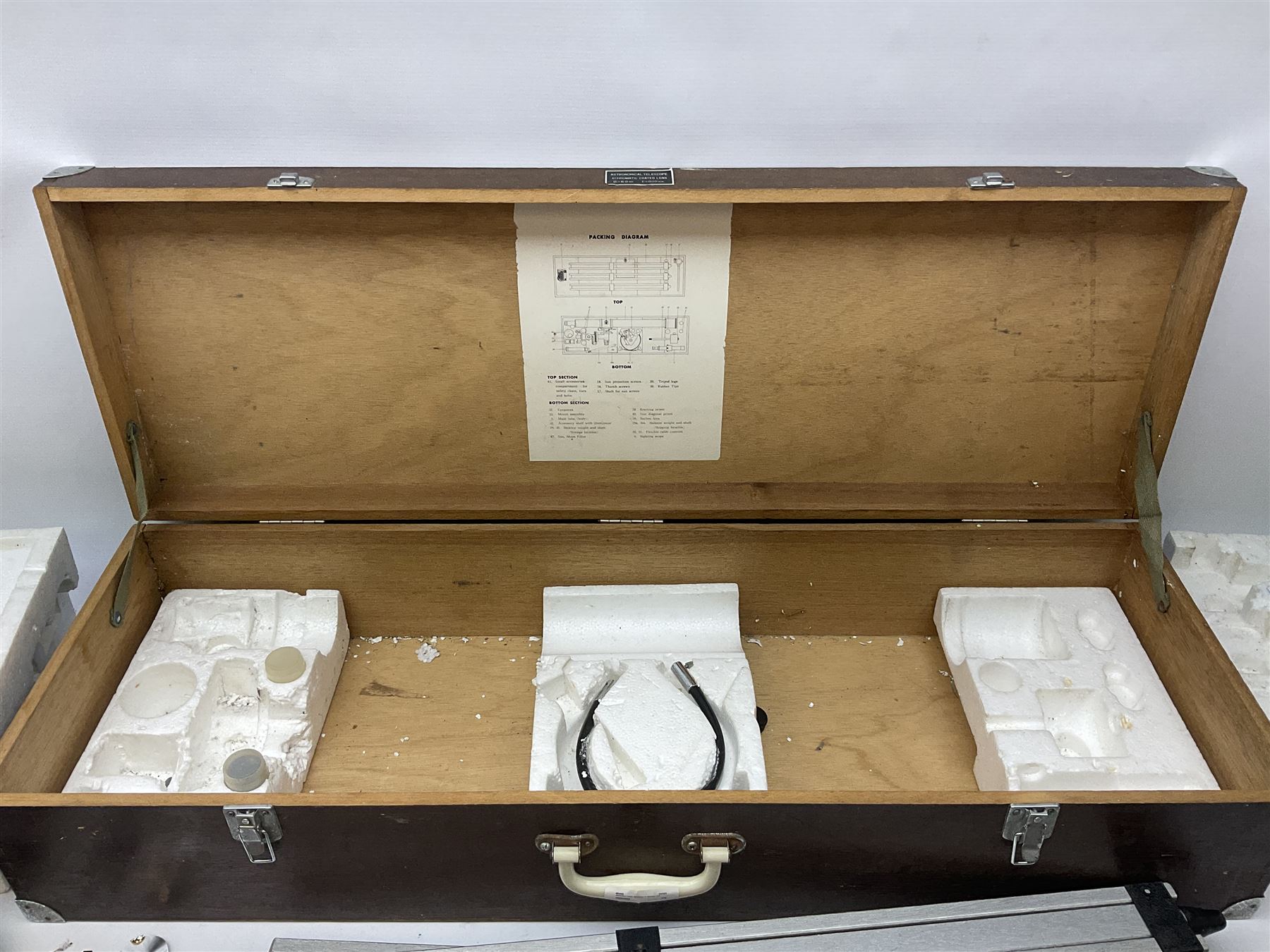 Astronomical telescope with achromatic coated lens, with tripod in wooden box 