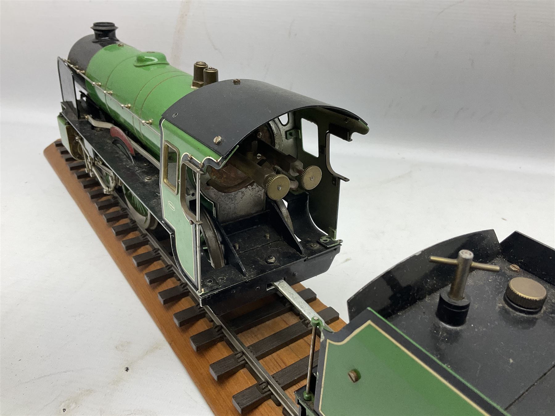 Gauge I - Aster live steam Southern Railway 4-4-0 Schools Class locomotive 'Winchester' No.901 with six-wheel tender; twin outside cylinders, smoke deflectors and spirit burner fed from tender tank, with Aster serial no. 6141167 between the wheels (2)