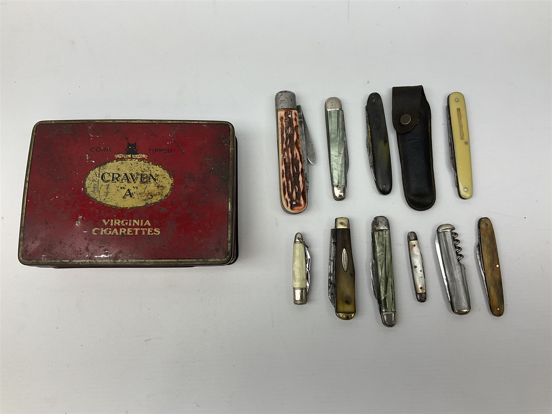Veterinary fleams and other tools together with various veterinary books, including Hewthorn's Veterinary Guide, Farms and Farming - Vince, Veterinary Practice at Home, etc., and a collection of folding pocket knives, pen knives, hunting knife, etc.