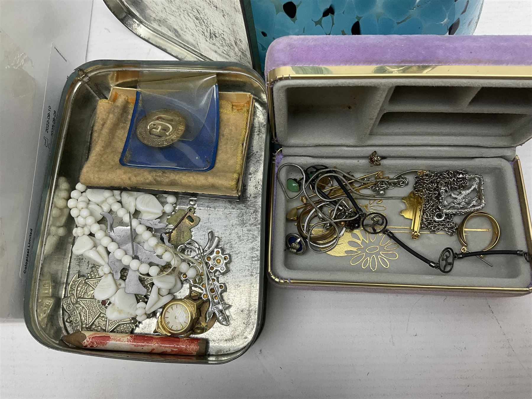 9ct gold bangle, hallmarked, pair of Pandora silver infinity earrings, 9ct gold stone set studs, other silver jewellery, costume jewellery, Stratton compact mirror and a Vincenza glass basket