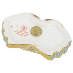 Three Royal Crown Derby paperweights, comprising Cromer Crab, Harbour Seal and Seahorse, all with gold stoppers and boxes