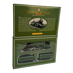 Hornby '00' gauge R075 The Flying Scotsman, Limited Presentation Edition, comprising locomotive and two tenders within presentation packaging with certificate