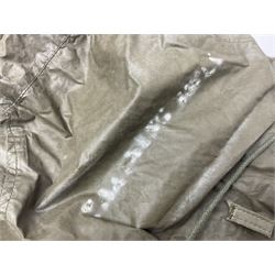 Falklands War - Argentine Special Forces beret with metal badge reputedly taken at Goose Green May 28th 1982 by Cpl. Hudson attached to 2 Para; together with an Argentine Gas Hood (2)