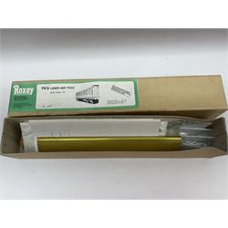 Eighteen boxed '0' gauge model railway kits for coaches and wagons from various makers, to include Roxey Mouldings, Slater’s Wagon Kits, Parkside Dundas, Blacksmith Models etc, all in original boxes (18)