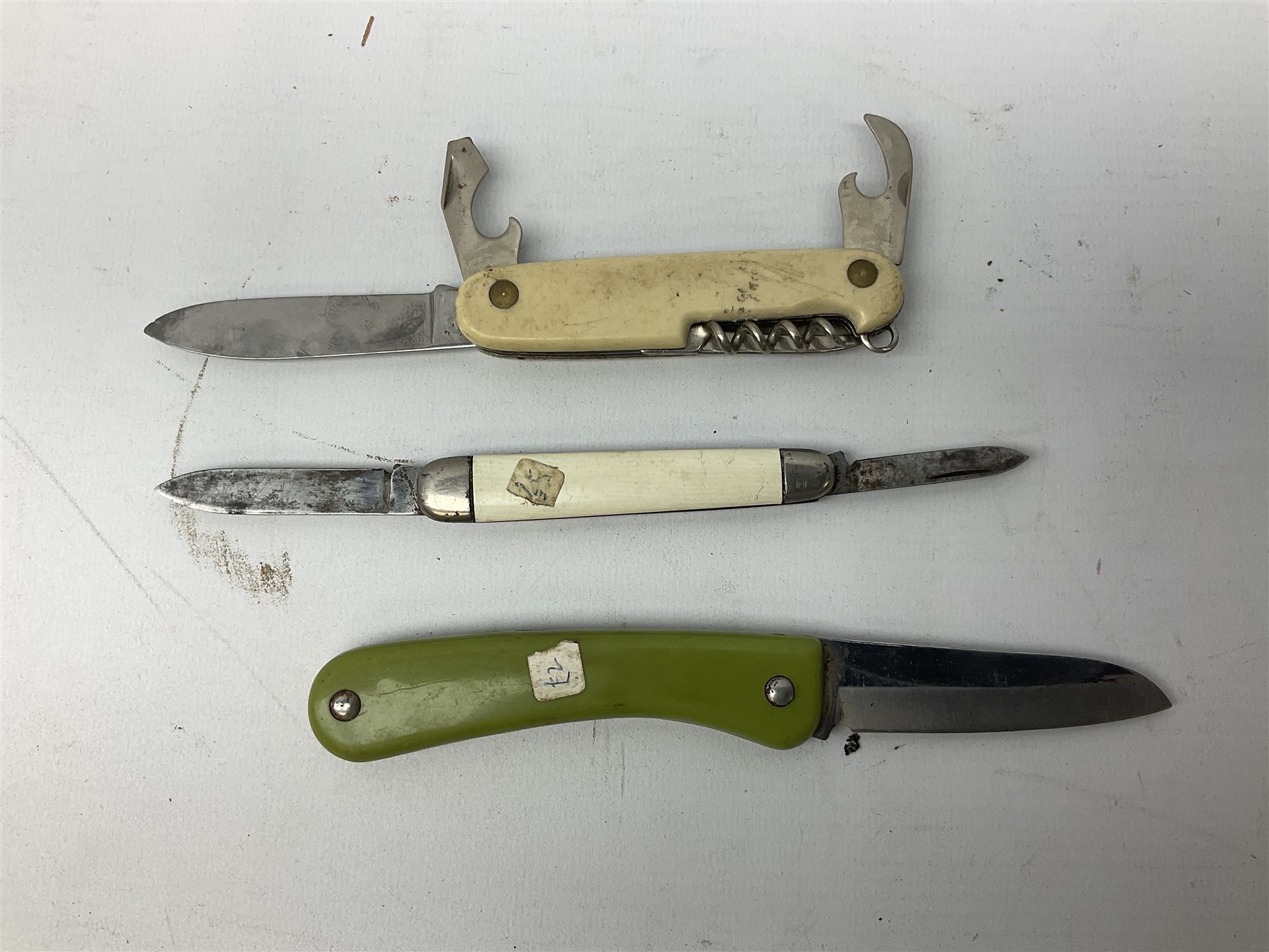 Twenty-nine pocket knives including commemorative and advertising examples, Richards of Sheffield single blade folding knife etc