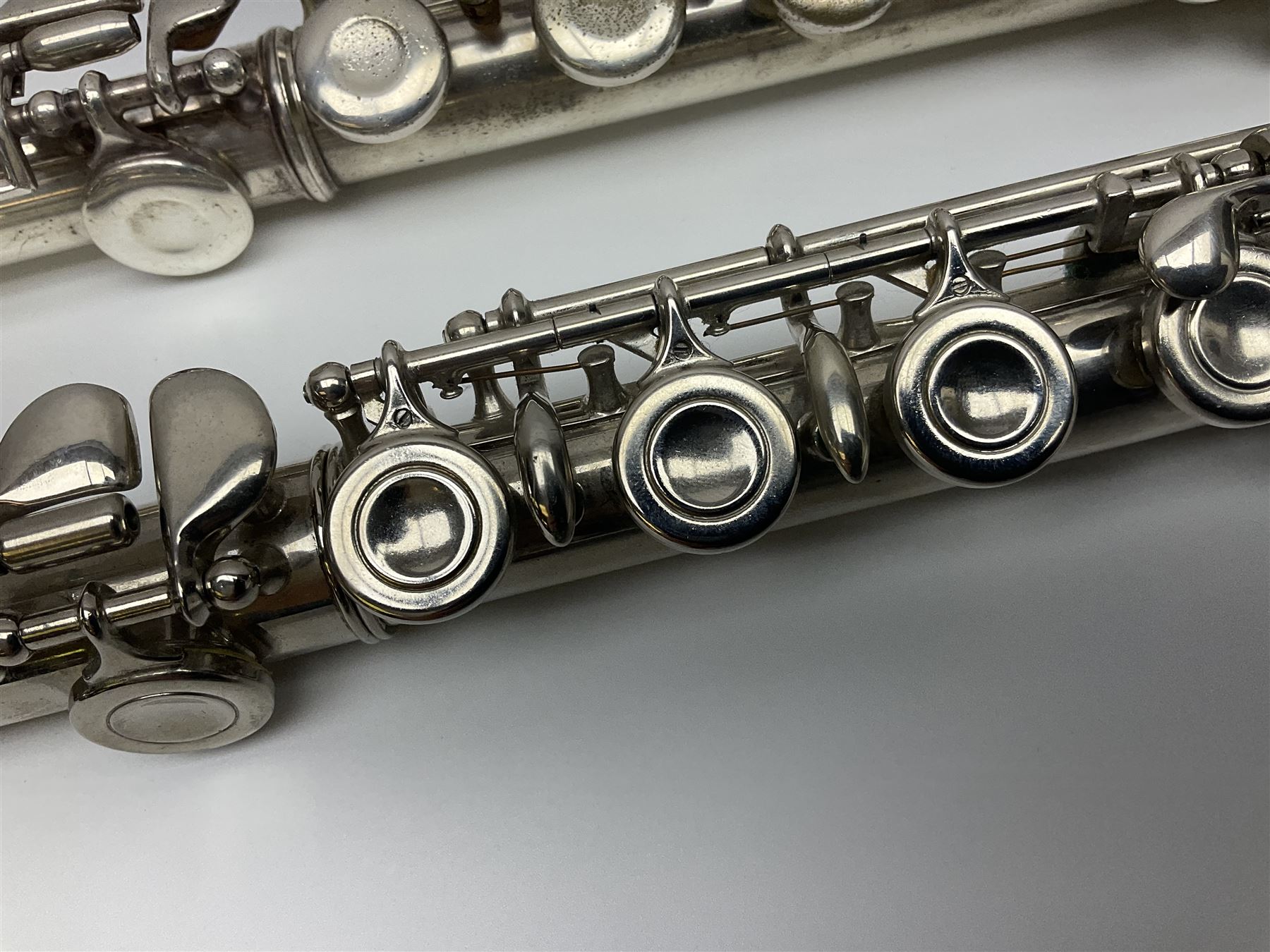 Boosey & Hawkes London Regent three-piece flute, serial no.345447; in B&H Bandhite hard carrying case; and Deg Music Company Inc. USA Claudel Model three-piece flute, serial no.491718, in hard carrying case (2)