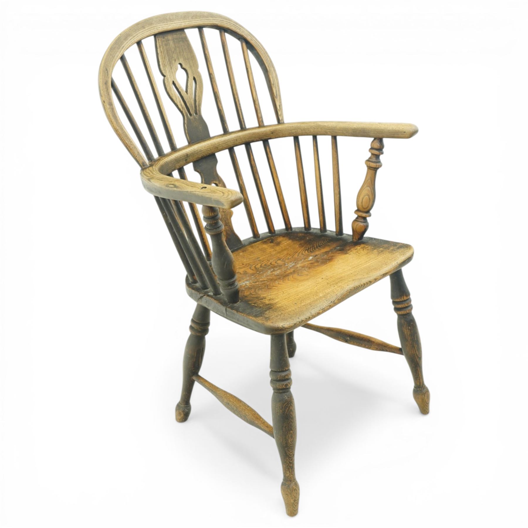 19th century low back elm Windsor armchair, hooped back with pierced central splat and radiating spindles, shaped arm bow over saddle seat, on turned supports