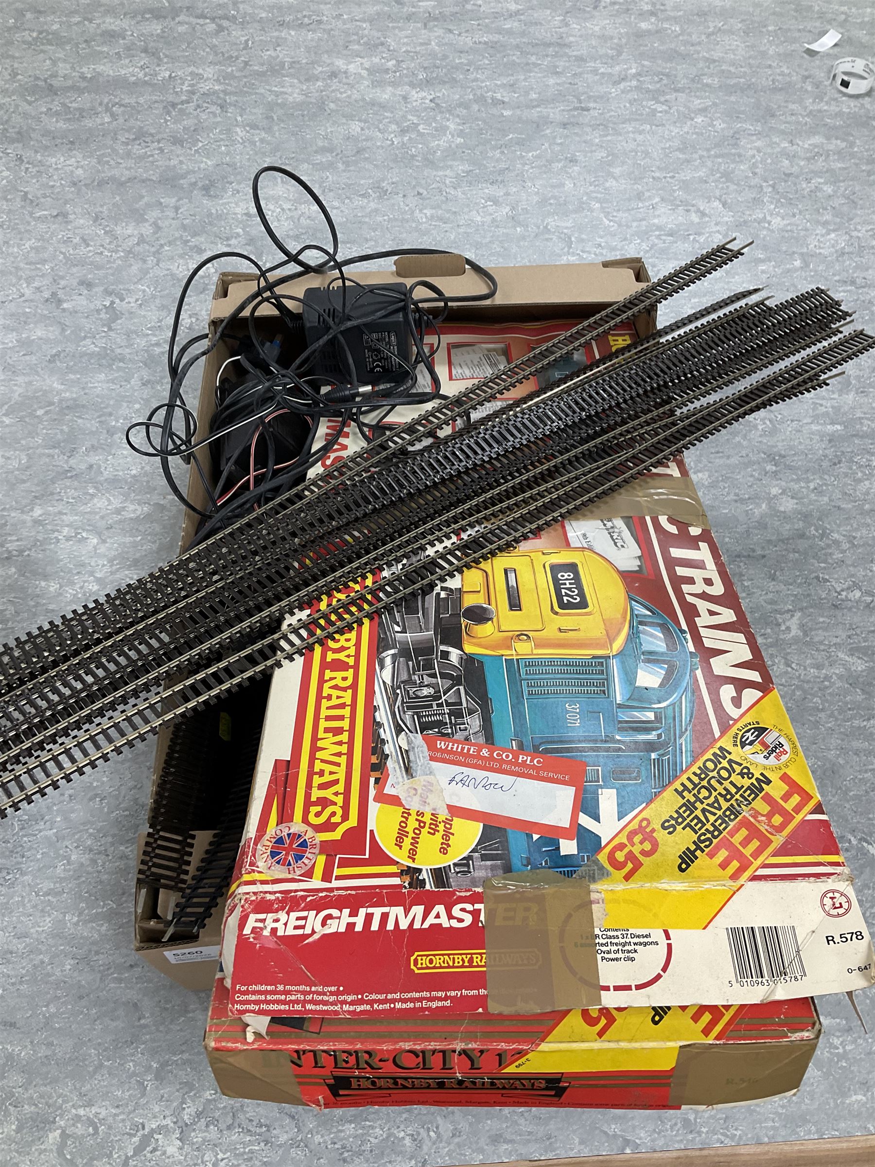 Collection of Hornby Railways OO gauge electric train sets including Night Mail Express R899, Freightmaster R578 and Inter City 125 R546, together with various electric train set components, all incomplete