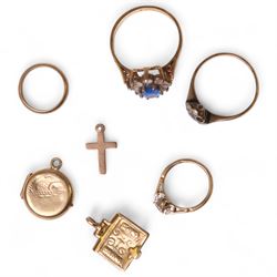9ct gold jewellery, comprising two paste rings and charms