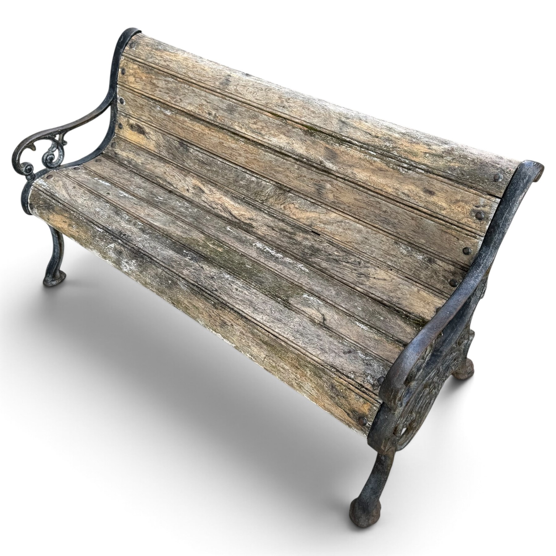 Late 19th/early 20th century Coalbrookdale design cast iron and teak garden bench, the end supports with scrolled backs and pierced foliate arm terminals above ornate scrolling acanthus-cast stretchers, terminating in lobed pad feet, united by a teak slatted back and seat