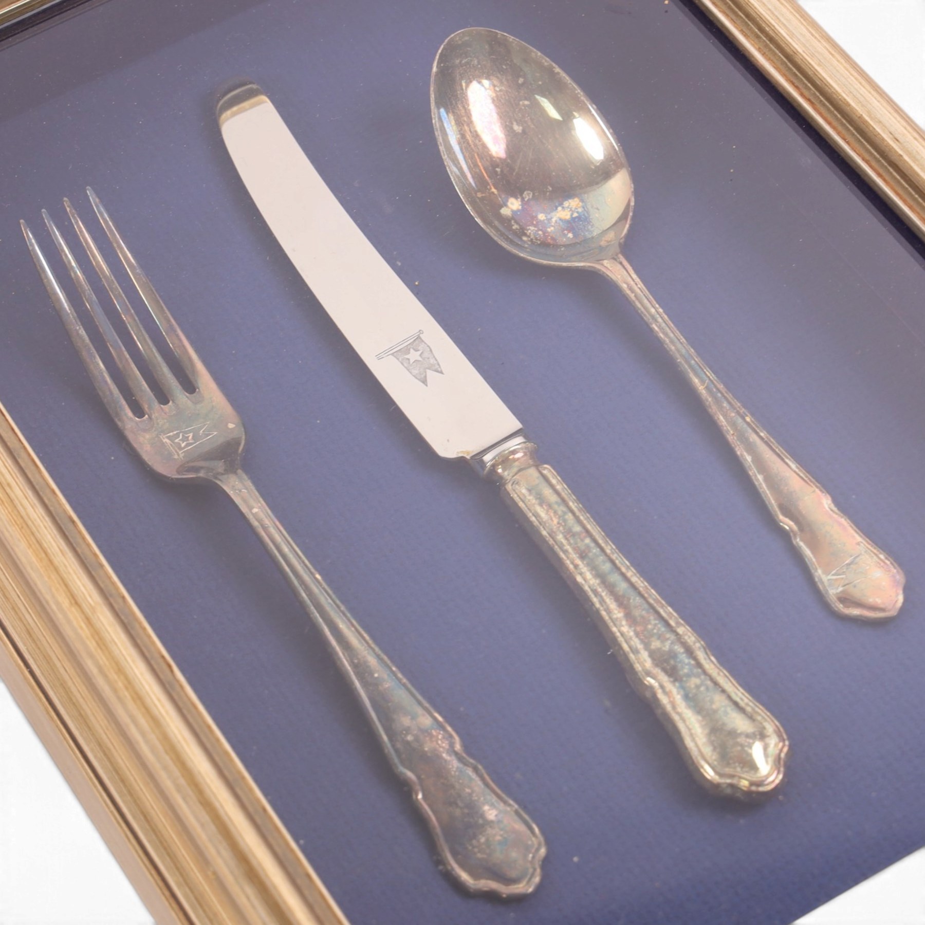Titanic (Twentieth Century Fox 1997): framed set of cutlery used in the first class dining rooms scenes during the filming of the movie, sold by the J. Peterman Company, with original receipt and box