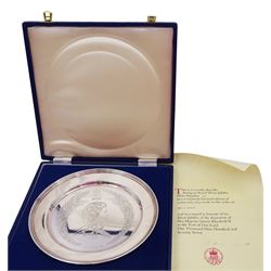 Modern limited edition silver plate, commemorating the Silver Jubilee of Her Majesty Queen Elizabeth II, designed by Pietro Annigoni, the circular plate engraved with the Queen in profile, no. 1108/2000, hallmarked Roberts & Dore, London 1977, with certificate of authenticity and contained within silk and velvet lined box, plate D22.6cm