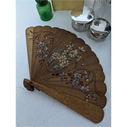 Vintage scent bottles and perfumes, including Roger & Gallet Jean Marie Farina, Nina Ricci L'Air du Temps, Avon Moonwind together with a boxed Bourjois compact etc