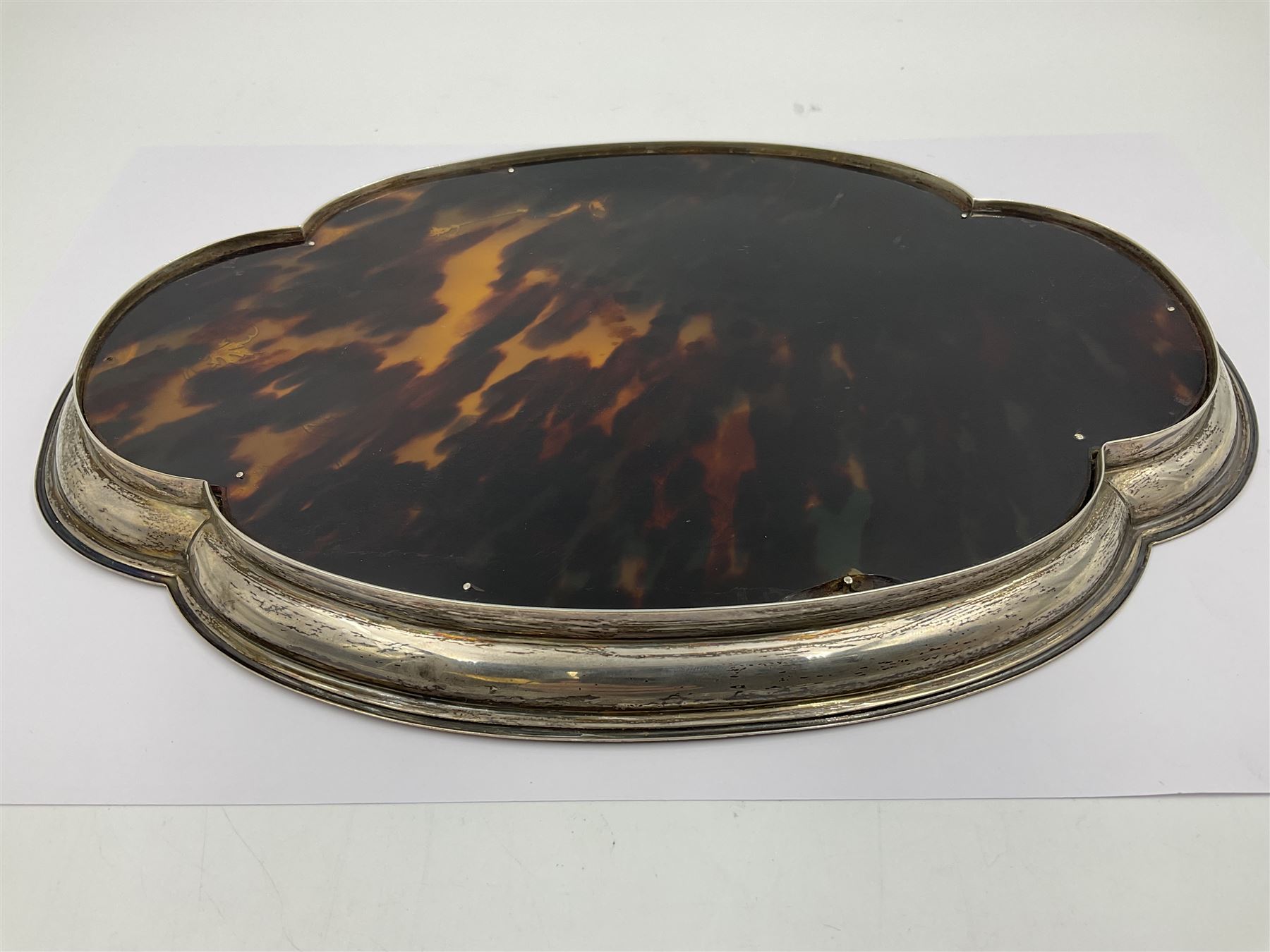 1920's silver and tortoiseshell dressing table tray, of quatrefoil form, the lobed silver edge encasing a tortoiseshell center with silver acanthus detail, hallmarked Elkington & Co Ltd, Birmingham 1921, L25cm W18cm