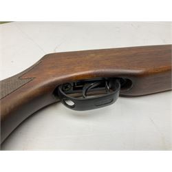 Gamo Magnum 2000 .22 air rifle with break barrel action and trigger guard safety, serial no.2106207 L109cm; in gun sling