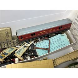 Hornby Dublo - D1 Through Station; Royal mail TPO Set; two footbridges; two level crossings; trackside accessories including signals, telegraph poles, advertising boards, animals, figures, vehicles, buffers, track plans etc; mainly unboxed